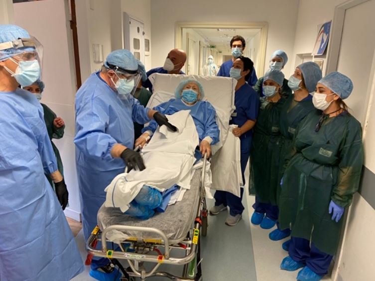 Nonna Elisabetta guarisce a 98 anni dal Coronavirus: “Ora voglio andare dal parrucchiere”