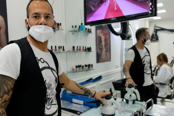 Fase2, riaprono i negozi tra mascherine e disinfettanti ma è protesta: “Siamo rimasti in mutande”