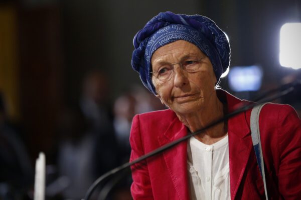 Emma Bonino: “Regolarizzare migranti per un solo mese è ridicolo, Conte trovi una soluzione”