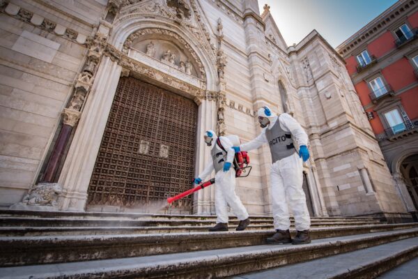 Fase2, L’Esercito igienizza le chiese a Napoli per l’avvio delle celebrazioni in sicurezza