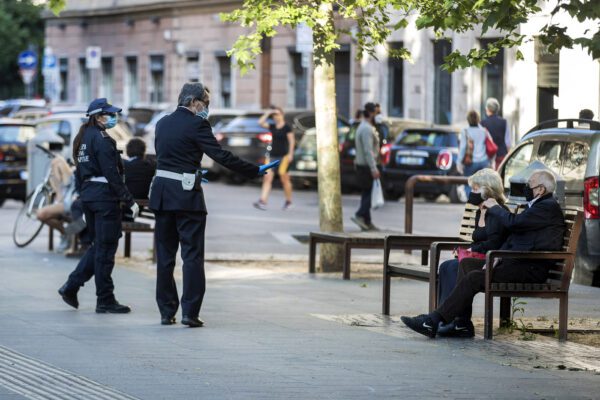 Fase 2 più improvvisata della uno: la commedia della caccia al Covid-19