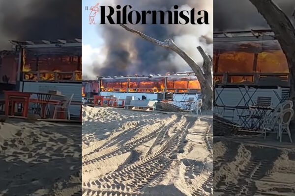 Fiamme in spiaggia, distrutto il Lido Verde a Castel Volturno: indagini in corso