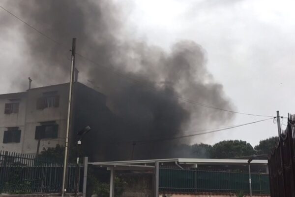 Napoli, a fuoco deposito ortofrutticolo: aria irrespirabile e colonna di fumo nero