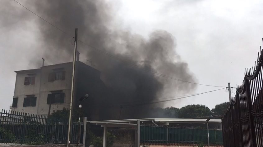 Napoli, a fuoco deposito ortofrutticolo: aria irrespirabile e colonna di fumo nero