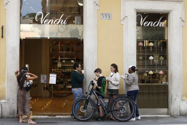 Pressing sul Governo per le riaperture anticipate: dal 18 maggio ok a ristoranti, bar e parrucchieri in alcune Regioni