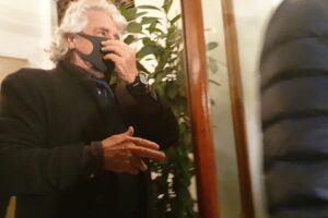 Grillo con la mascherina già a dicembre: il caso finisce in Senato