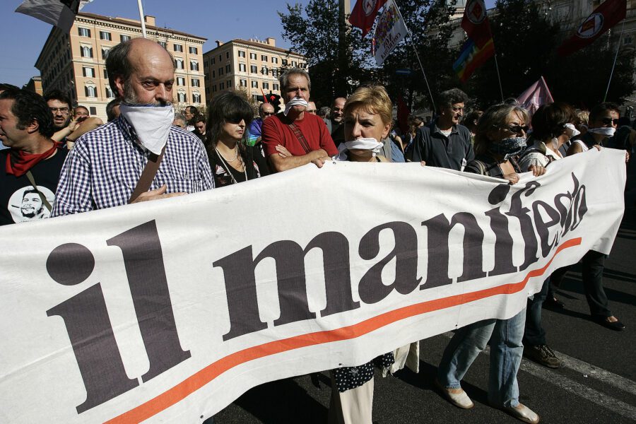 Il Manifesto raccoglie migliaia di firme contro chi critica il governo Conte