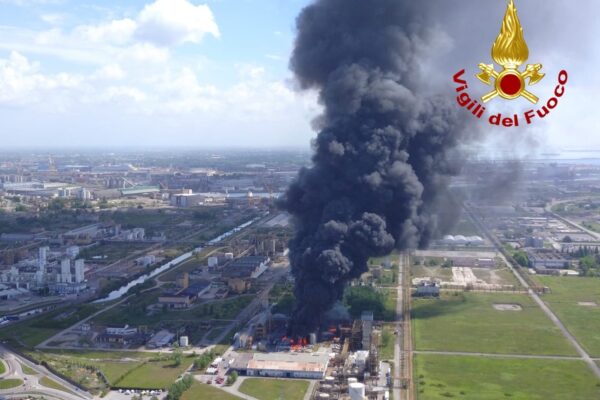 Brucia stabilimento chimico a Marghera, due operai feriti. Il Comune: “Chiudete finestre e restate in casa”