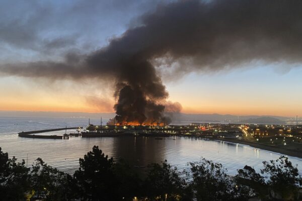 Enorme incendio distrugge il Fisherman’s Wharf di San Francisco, in fiamme il molo simbolo della città