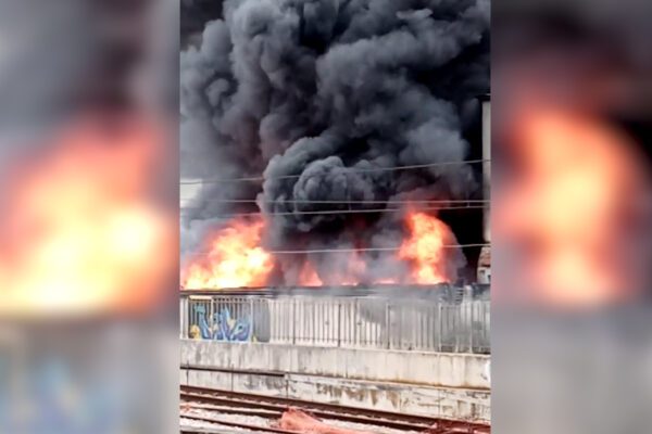 Napoli, le fiamme devastano deposito ortofrutticolo
