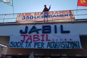 Jabil, la multinazionale Usa licenzia 190 dipendenti in Campania nel pieno dell’emergenza Covid