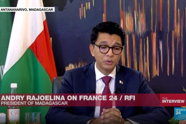 “20 milioni dall’Oms per avvelenare la cura per il Covid”, la bufala sul presidente del Madagascar e le mazzette