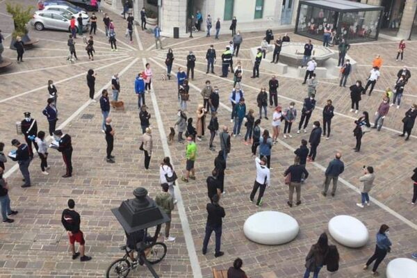 Diritto di manifestare garantito dalla Costituzione, riaprire le piazze