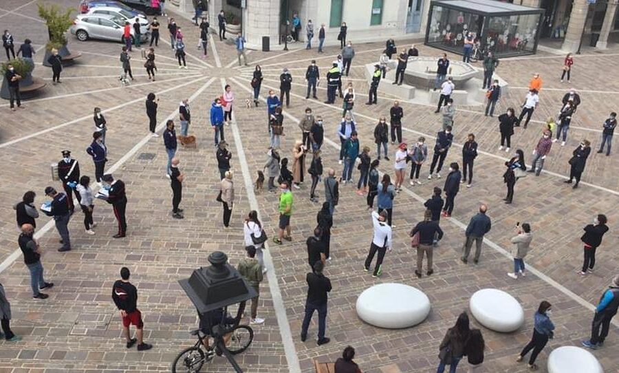 Diritto di manifestare garantito dalla Costituzione, riaprire le piazze