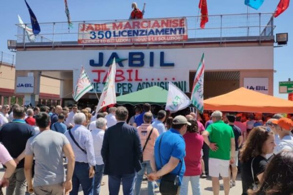 Jabil irresponsabile, multinazionali arroganti