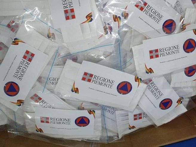 Il governatore annuncia: “Mascherine gratuite made in Piemonte” ma sono fatte a Napoli