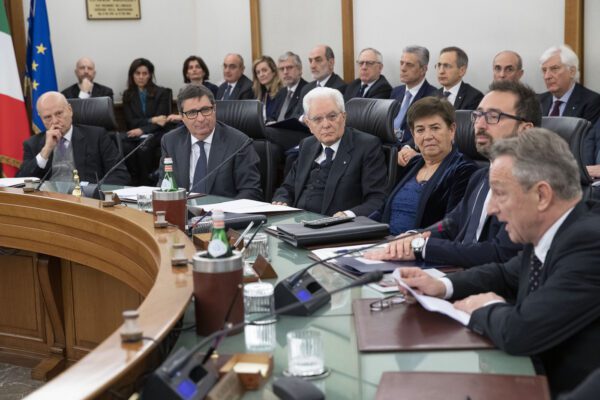 Mattarella denuncia il collasso della giustizia ma non può sciogliere il Csm