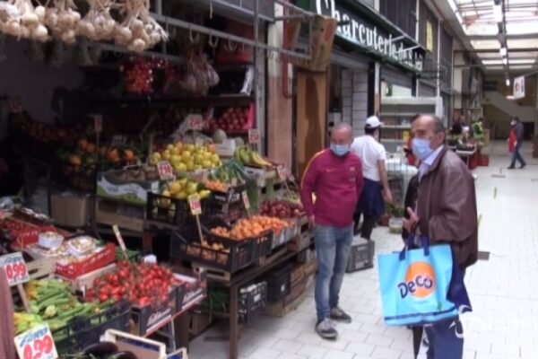 Napoli, riaprono i mercati rionali: “Più controlli che clienti”