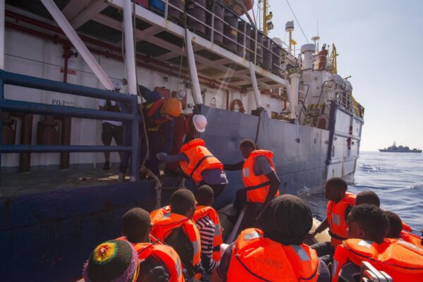 Dal Conte 1 al 2: i migranti affoghino pure, ma senza pubblicità