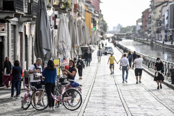 Milano, revocato il divieto sull’asporto di alcolici di sera