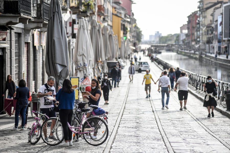 Milano, revocato il divieto sull’asporto di alcolici di sera