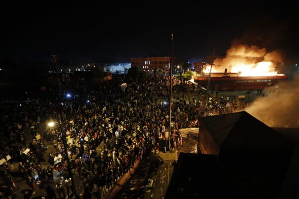 Minneapolis in fiamme per George Floyd, brucia il commissariato. Trump: “Con i saccheggi iniziamo a sparare”