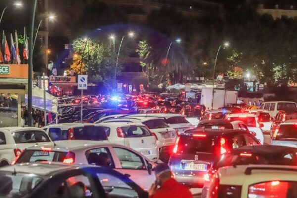 Napoli, fotografo dell’Ansa minacciato per aver documentato la movida