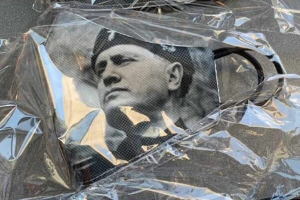 A Verona mascherine con il volto di Mussolini: “Fermare subito il mercato dell’orrore!”