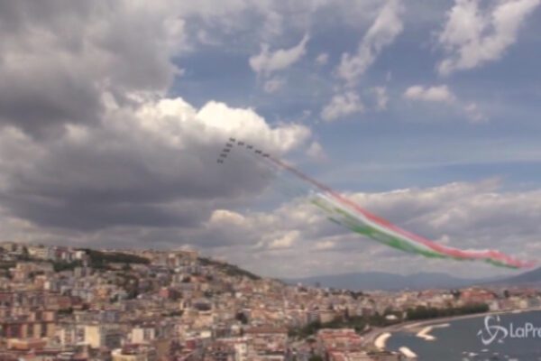 Napoli, le acrobazie delle Frecce Tricolore all’ombra del Vesuvio