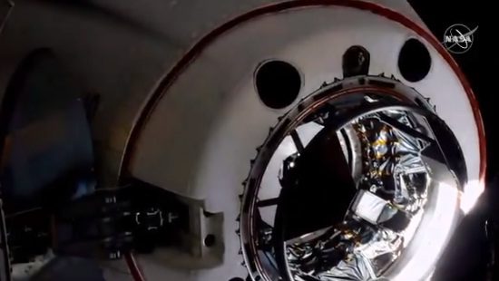 Crew Dragon arriva alla Stazione Spaziale: l’attracco della navicella di Elon Musk