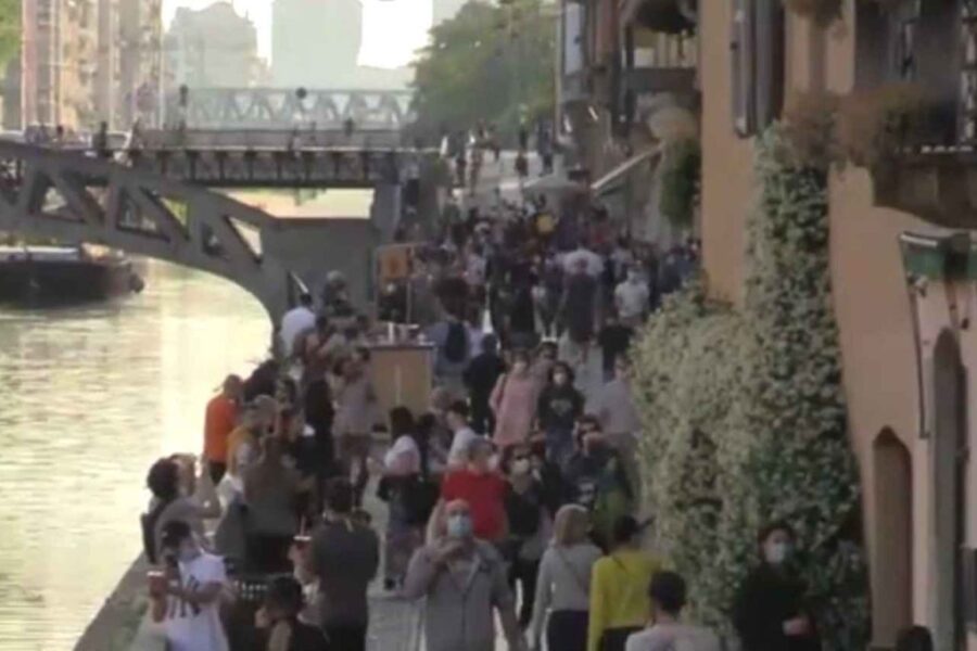 Folla ai Navigli di Milano, da nord a sud è caccia alle streghe