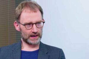 Infrange il lockdown per incontrare l’amante, si dimette il virologo consulente di Johnson