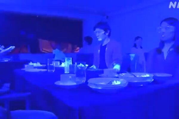 Come si diffonde il virus al ristorante, la simulazione al buffet