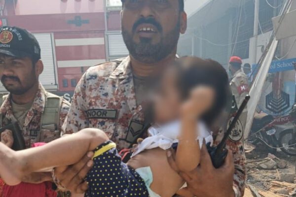 [VIDEO] Bambino salvato dalle macerie dell’aereo precipitato in Pakistan