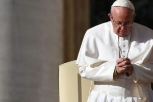 Rosario del Papa in mondovisione contro la pandemia: con lui un’infermiera e un sopravvissuto al Covid