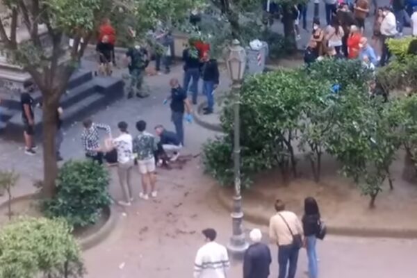 Accoltellato e ridotto in fin di vita per una ragazza, fermato l’aggressore di piazza Bellini