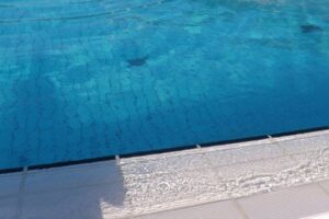 Dramma a Napoli, bimbo di 4 anni annega in piscina
