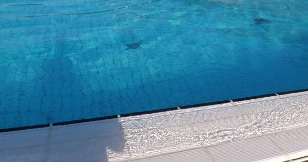 Dramma a Napoli, bimbo di 4 anni annega in piscina