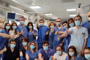 Chiudono reparti Covid, dimessi ultimi pazienti: festa a Napoli