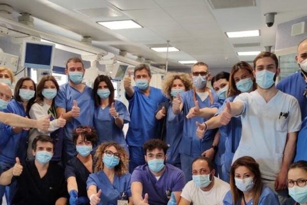 Chiudono reparti Covid, dimessi ultimi pazienti: festa a Napoli