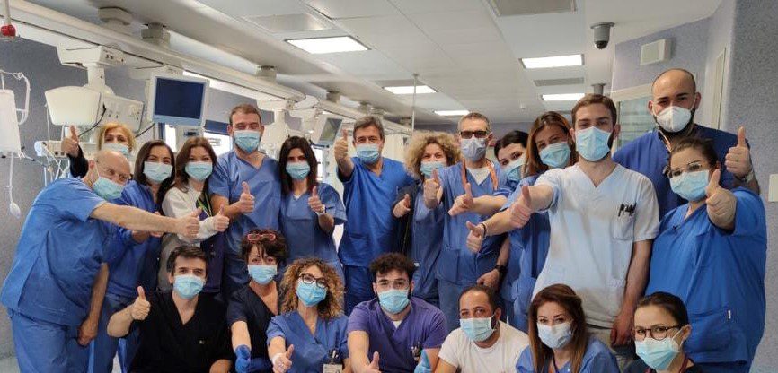 Chiudono reparti Covid, dimessi ultimi pazienti: festa a Napoli