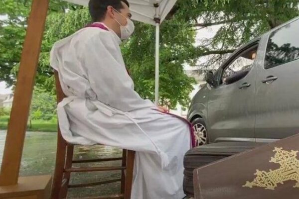 Confessioni drive-in, la nuova idea per i fedeli al tempo del coronavirus