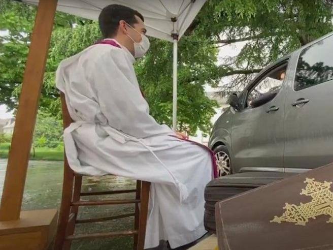 Confessioni drive-in, la nuova idea per i fedeli al tempo del coronavirus