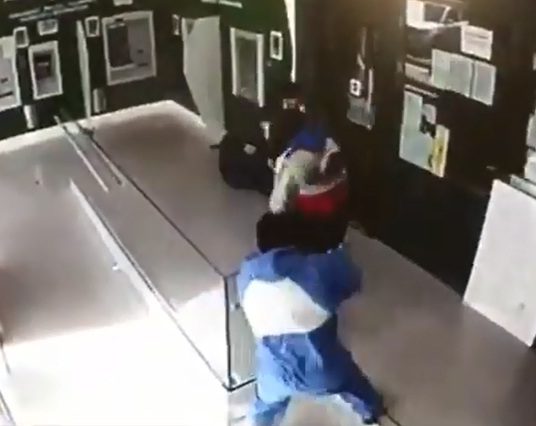 Assalto, spari e feriti in banca: ladri lasciano a terra il bottino, poi il dietrofront