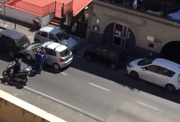 Tamponamento e botte in strada, lite tra automobilisti ripresa dai balconi