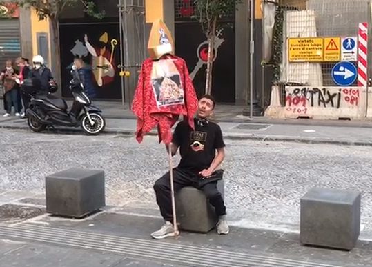 Miracolo San Gennaro, il canto di un fedele: “Prega a Dio per tanta gente”