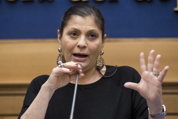 La gaffe della governatrice della Calabria Santelli: “Con 40 gradi all’ombra tutti avranno la temperatura oltre i 37”