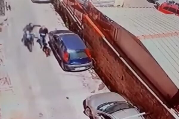 Napoli, ‘nonnino’ scippato mentre porta a spasso il cane