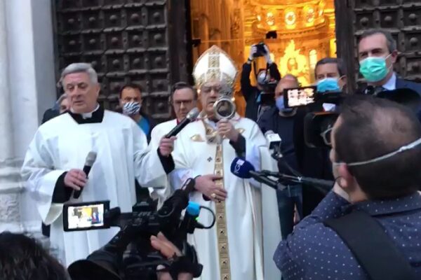 “Viva San Gennaro”, la preghiera all’esterno del Duomo dopo il miracolo