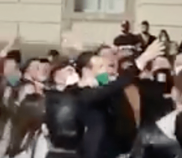 Piazza diventa curva, sindaco dirige cori contro De Luca: la giustificazione